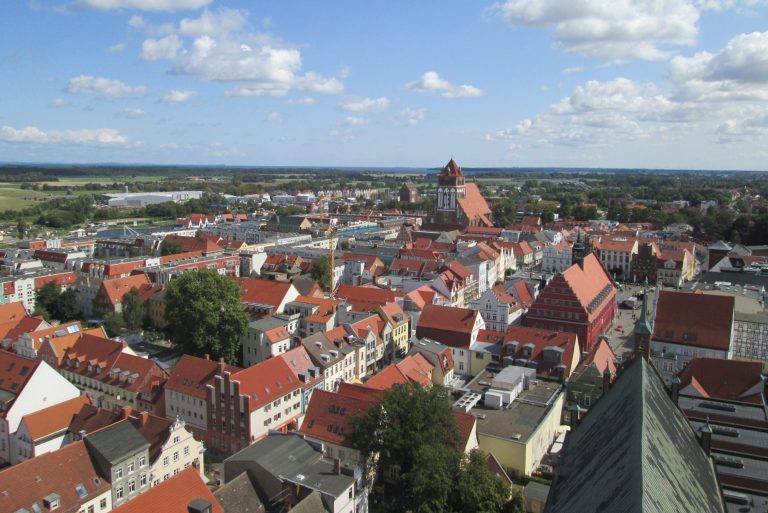 Hansestadt Greiswald mit Häusern und blauem Himmel