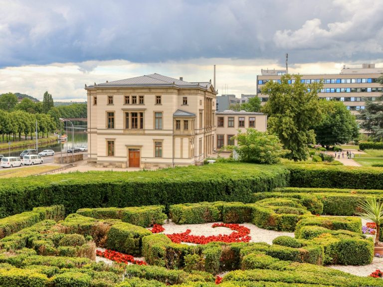 Landtag Saarland umgeben von Grünanlage