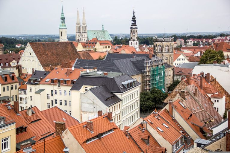 Blick auf ein Stadtpanorama in Görlitz mit roten Dächern und Kirchen im Hintergrund.