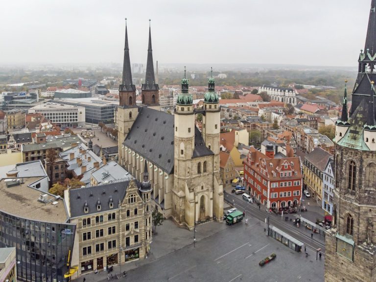 Blick auf die Altstadt von Halle mit der Marktkirche und den Türmen im Hintergrund.