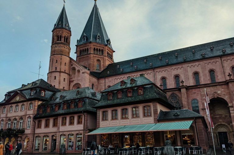 Historisches Gebäude mit Türmen und Marktfassade in Mainz.