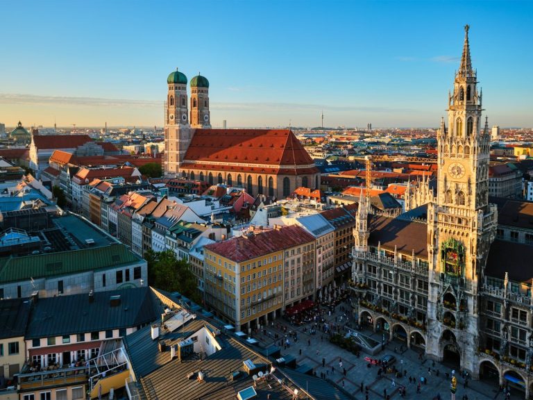 München | Wirtschaftsermittlungen Blick auf das Münchener Stadtzentrum mit der Frauenkirche und dem Neuen Rathaus.