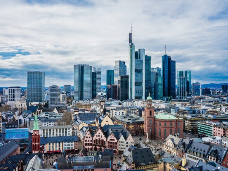 Skyline von Frankfurt mit modernen Hochhäusern und historischen Gebäuden im Vordergrund.