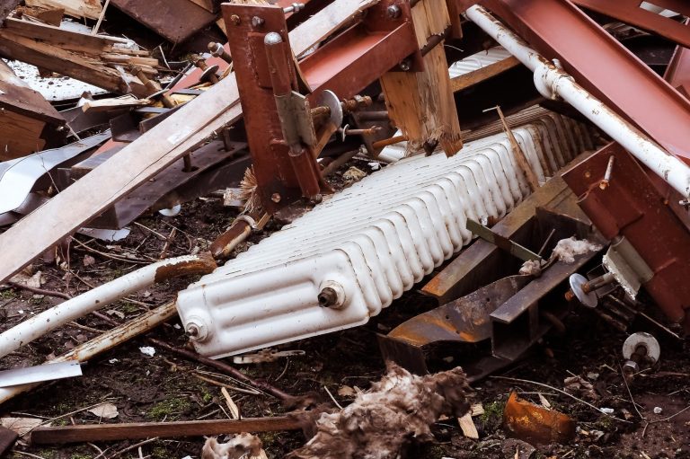 Verstreute Baumaterialien und Abfälle in einer unordentlichen Umgebung.