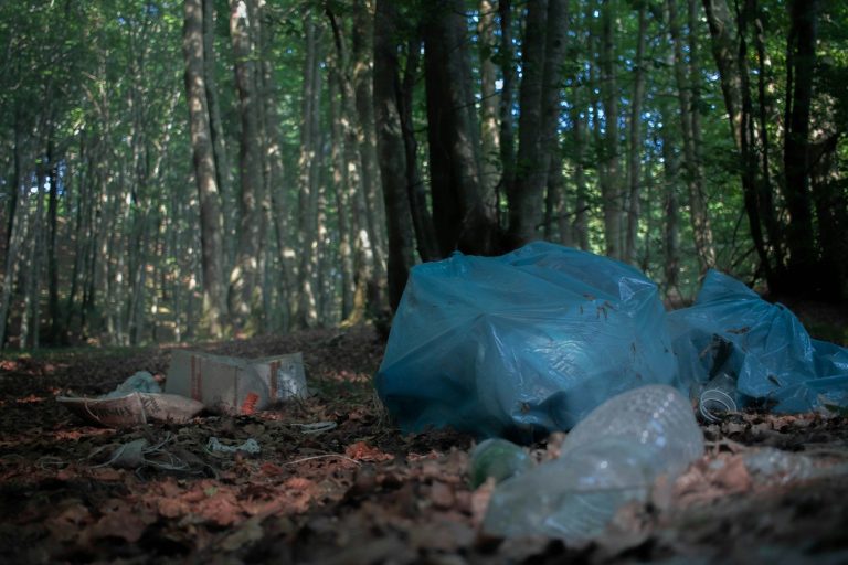 Verstreute Baumaterialien und Abfälle in einer unordentlichen Umgebung.