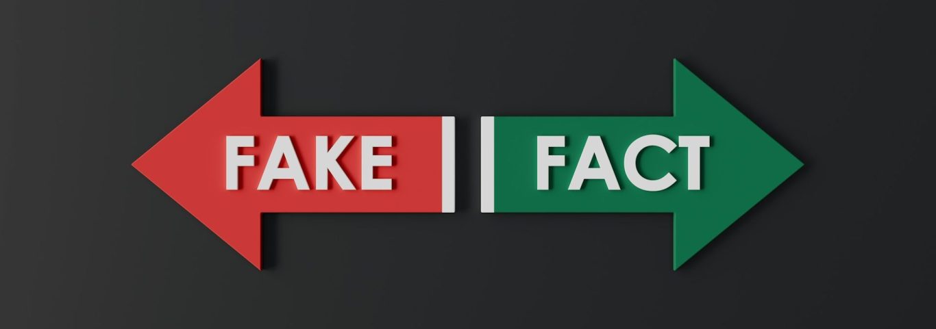 Rote und grüne Pfeile zeigen „FAKE“ und „FACT“ gegenüber gestellt.
