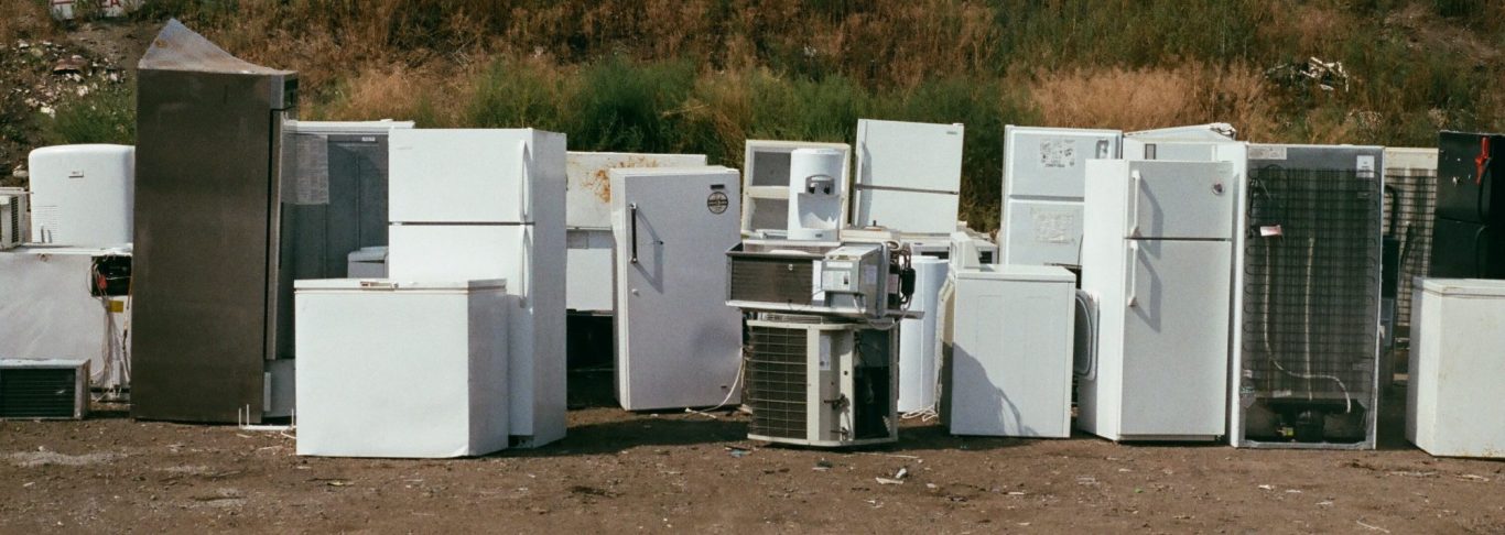 Detektei Brandenburg | Wirtschaftsdetektei für Kommunen Ansammlung von alten Kühlschränken auf einem Freigelände.