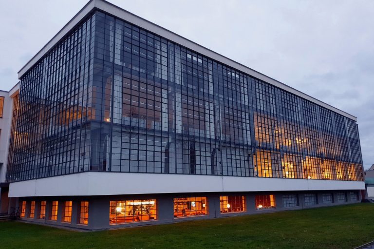 Bauhaus-Gebäude in Dessau mit modernem Design und klaren Linien.