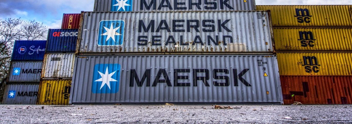Containerstapel mit Maersk-Logos in verschiedenen Farben.
