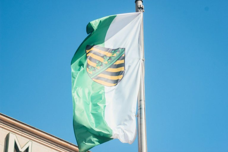 Flagge von Sachsen mit grünem Hintergrund und gelben Streifen.