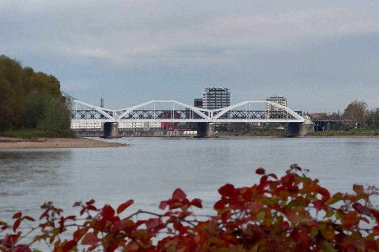 Weißer Bogenbrücke über Rhein, zwischen Mannheim und Ludwigshafen