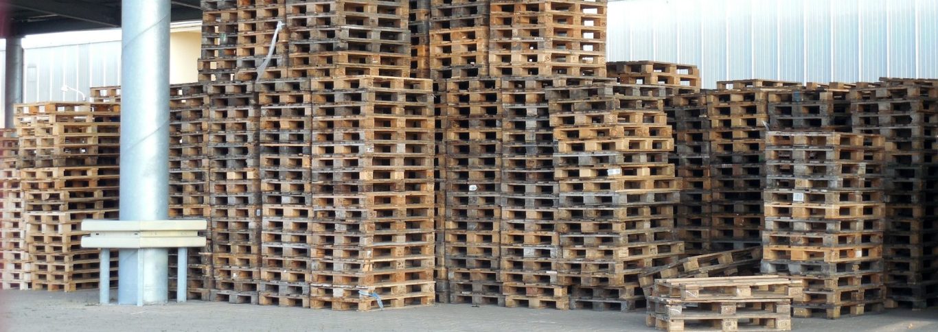 Holzpalettenstapel in einer Lagerhalle, ordentlich gestapelt.