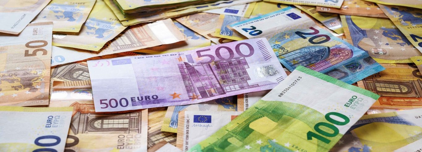 Detektiv Kosten Baden-Württemberg| Ermittlungen zu fairen Preisen Eine Vielzahl von Euro-Scheinen, darunter ein 100-Euro-Schein, auf einem Tisch verteilt.