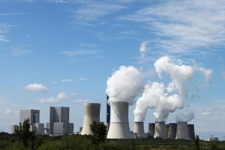 Kraftwerk mit Kühltürmen und Dampfausstoß unter einem klaren Himmel in Boxberg.
