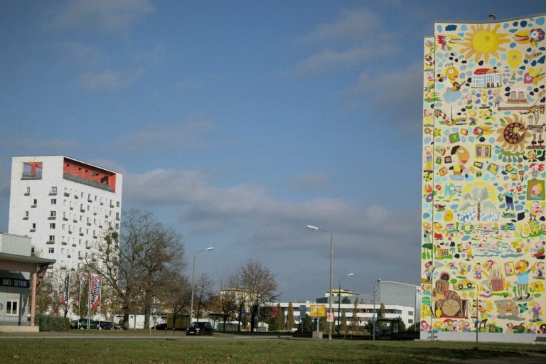 Lausitz Tower in Hoyerswerda, auch bekannt als "Wohnscheibe" oder "Lange Lulatsch". 