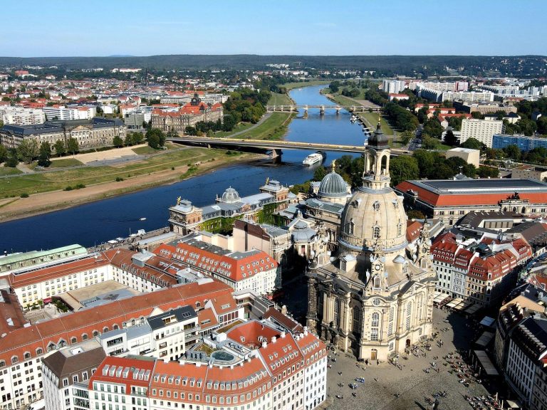 Luftaufnahme von Dresden mit der Elbe und historischer Architektur.