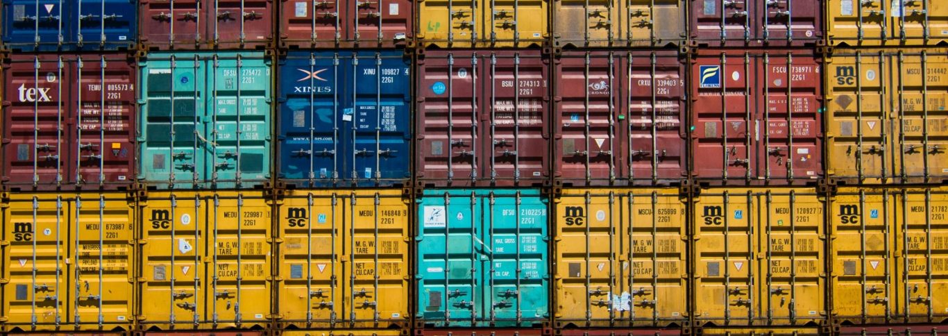 Bunte Container in verschiedenen Farben und Mustern aneinandergereiht.